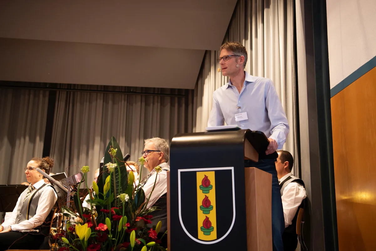 Parlamentspräsident Stefan Burch (EVP) thematisierte die Demokratie in seiner Rede. Man sieht einen Mann, der eine Rede hält.